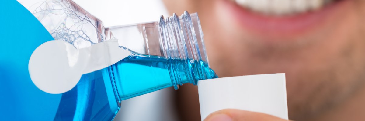 Contro l’alitosi: spazzolini linguali, collutori e igiene orale professionale