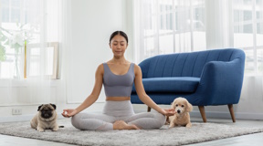 Puppy yoga: è realmente fonte di benessere per le persone e per i cuccioli?