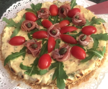Cheesecake salata con pomodorini e rucola