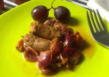 Padellata di salsiccia “in rosso” con cipolla e uva 