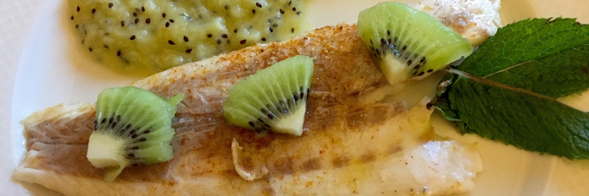 Filetti di branzino in salsa di kiwi