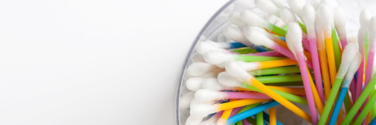 Cotton fioc: non puliscono e possono danneggiare le orecchie