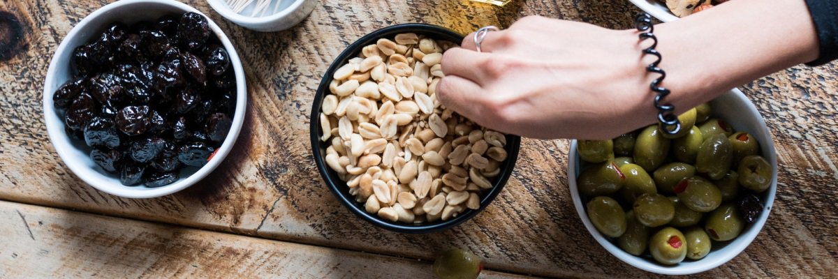 Colesterolo: ecco come ridurlo con frutta secca e olive