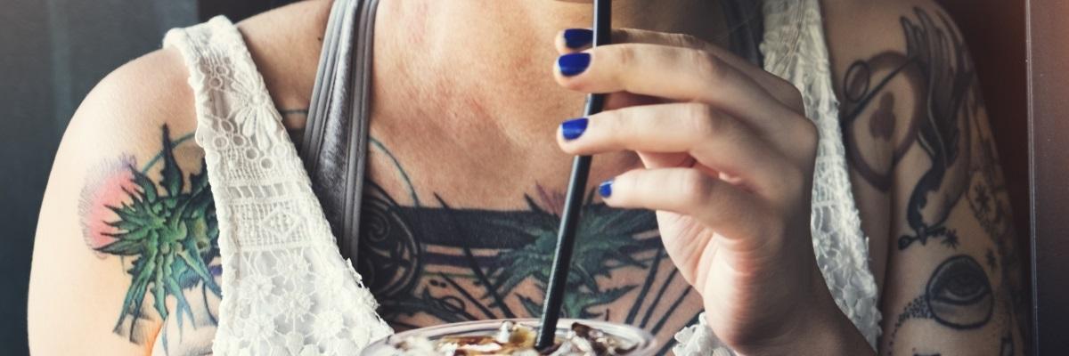 Tatuaggi e piercing sotto i riflettori: ecco i potenziali rischi
