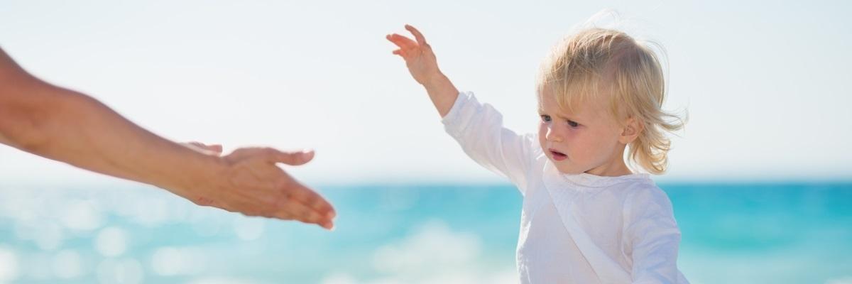L’apprensione della mamma si vede anche negli occhi del bambino