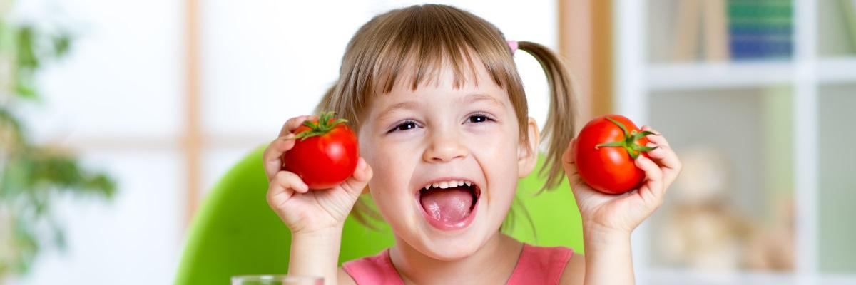 Come convincere i più piccoli a mangiare sano? Gioco, coinvolgimento e allegria