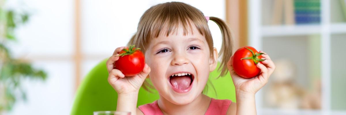 Come convincere i più piccoli a mangiare sano? Gioco, coinvolgimento e allegria