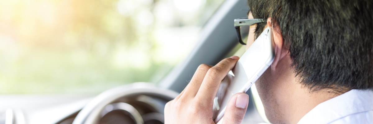 Tante le distrazioni pericolose al volante, e le sanzioni non mancano