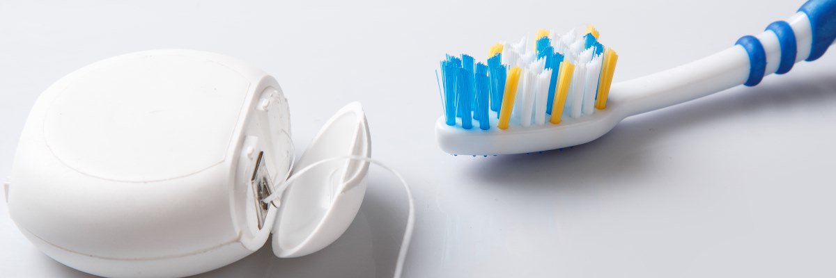 Spazzolino da denti, filo interdentale e scovolino per mantenere in ottima salute il cavo orale