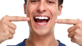 Perché e quando mettere l’apparecchio per i denti negli adulti