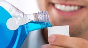Contro l’alitosi: spazzolini linguali, collutori e igiene orale professionale