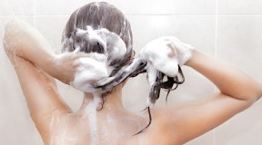 Pulizia dei capelli: le regole per il lavaggio perfetto