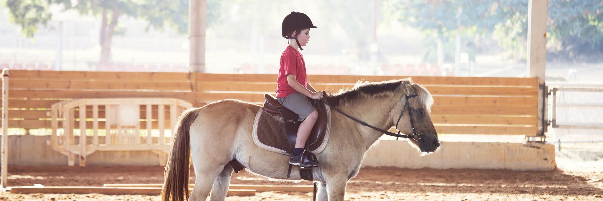 Bambini e cavalli: i benefici dell’ippoterapia