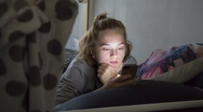 Allarme ansia e insonnia nei bambini da uso di device