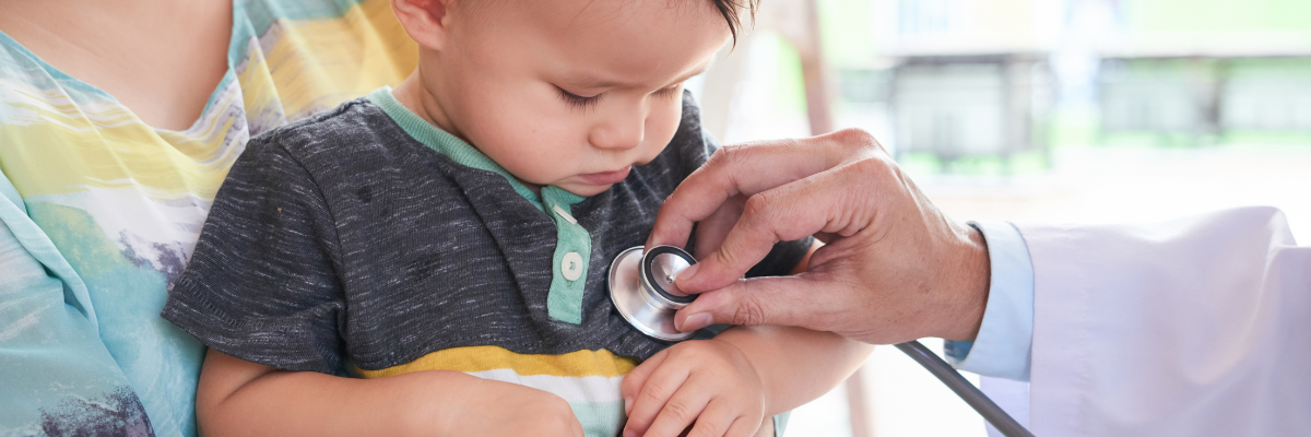 Caldo estremo, più accessi ai Ps pediatrici: i segnali di allarme che i genitori non devono ignorare