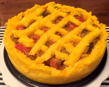 Crostata di polenta con ripieno di ragù vegetariano