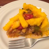 Crostata di polenta con ripieno di ragù vegetariano