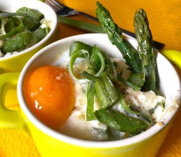 Uovo in cocotte con ricotta di bufala e asparagi