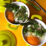Uovo in cocotte con ricotta di bufala e asparagi
