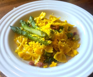 Farfalle allo zafferano con asparagi in carbonara di doppio uovo