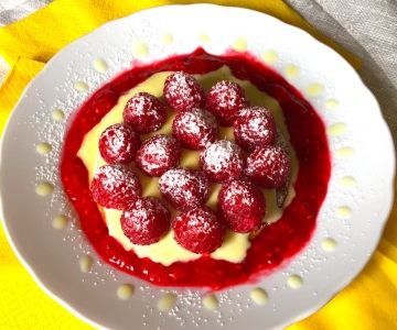 Tortino di lamponi, biscotto e crema leggera