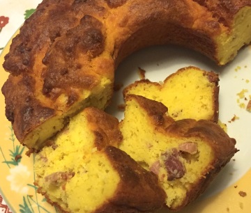Ciambella salata allo yogurt greco, parmigiano e prosciutto