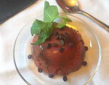 Gelo d’anguria light con gocce di cioccolato e menta