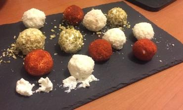 Palline di ricotta multicolor ai semi di zucca, parmigiano e paprika