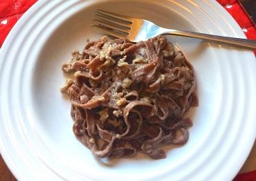 Tagliatelle al cacao in sugo bianco