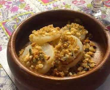 Daikon gratinato con crumble di frutta secca