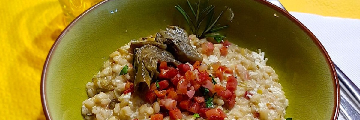 Orzotto ai carciofi e ricotta salata con speck croccante