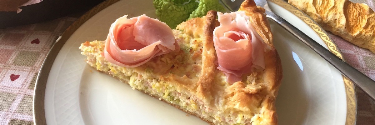 Crostata salata alla verza con roselline di prosciutto cotto