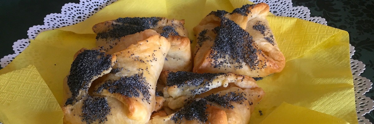 Fagottini di sfoglia al salmone con semi di papavero