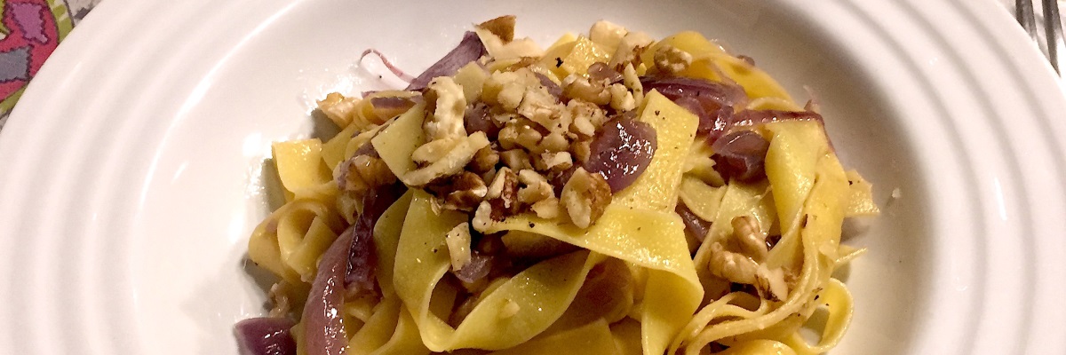Tagliatelle integrali con noci, in crema di cipolle rosse e pecorino