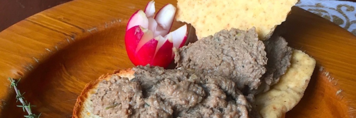 Crostini con mousse leggera di fegatini allo scalogno e timo