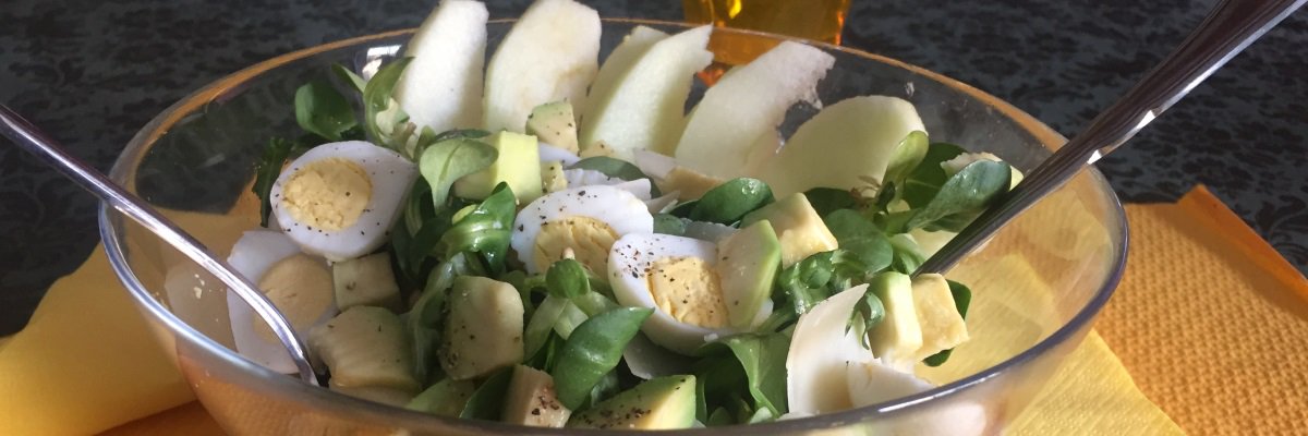 Insalata di valerianella, uova di quaglia, avocado e mela verde