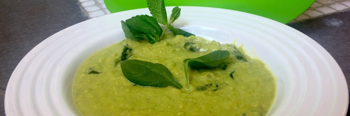 Vellutata di primavera con piselli, fagiolini e spinaci alla menta