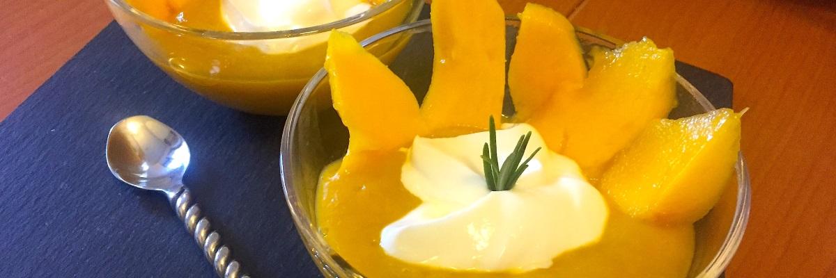 Dessert al mango con nuvola di yogurt e profumo di rosmarino