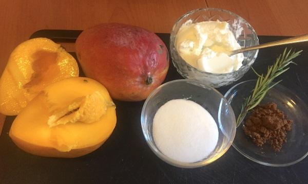 ingredienti mango yogurt e zucchero