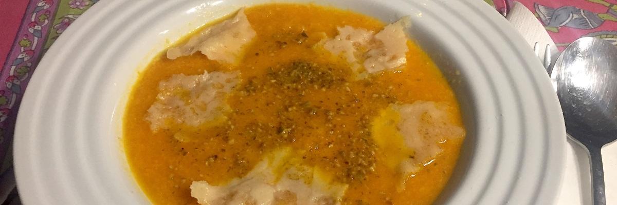 Vellutata di zucca con polvere di semi e straccetti di grana 