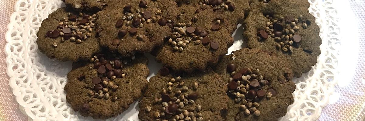 Biscotti veggie alla canapa con gocce di cioccolato e semi