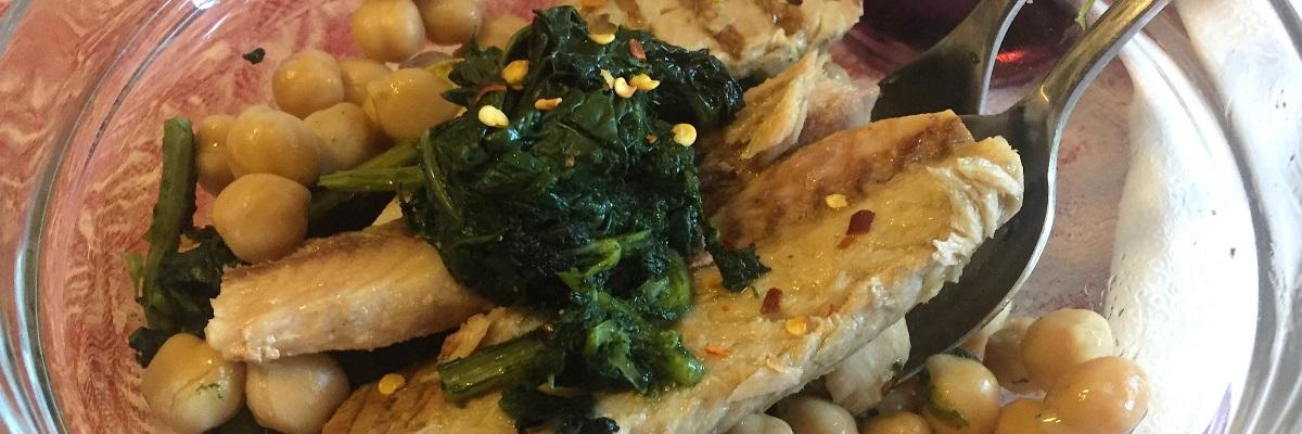 Insalata calda con sgombro, ceci e cimette di rapa