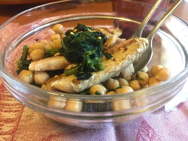 Insalata di sgombro impiattata