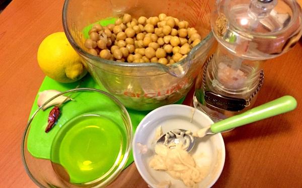 Ingredienti hummus di ceci con filetto di branzino e mazzancolle