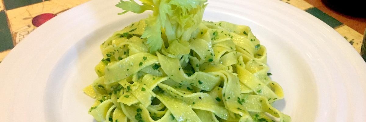 Tagliatelle al pesto di sedano e pinoli