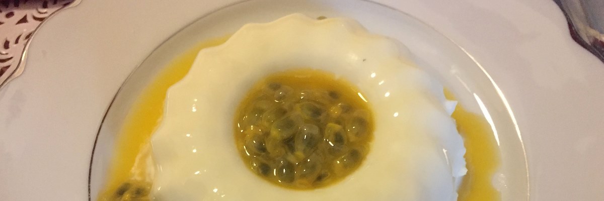 Pannacotta senza zucchero con coulis di frutto della passione