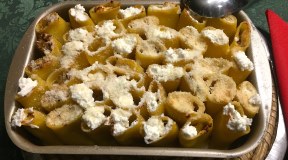 Teglia di paccheri in piedi, con noci e cannella