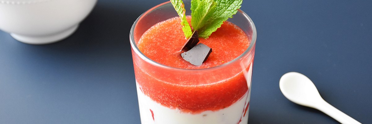 Bicchiere con crema di ricotta e pesto di fragole