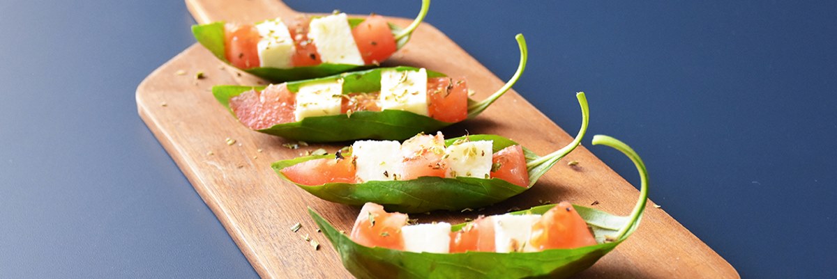 Barchette di basilico con pomodoro e mozzarella