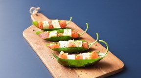Barchette di basilico con pomodoro e mozzarella